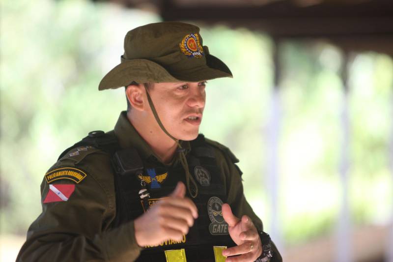 Com nível de especialização, o Curso de Policiamento Rodoviário reúne em Belém, até sexta-feira (15), agentes da Polícia Rodoviária Estadual (PRE) e de outros órgãos do Sistema de Segurança Pública, como o Departamento de Trânsito (Detran), além da Polícia Rodoviária Federal. Na foto, o coordenador da especialização, capitão Albinésio Duarte.
FOTO: MARCELO LELIS / AG. PARÁ
DATA: 14.06.2018
MOSQUEIRO - PARÁ <div class='credito_fotos'>Foto: Marcelo Lelis / Ag. Pará | <a href='/midias/2018/originais/0e498a0d-82a1-4df9-99ad-046bc82d6797.jpg' download><i class='fa-solid fa-download'></i> Download</a></div>