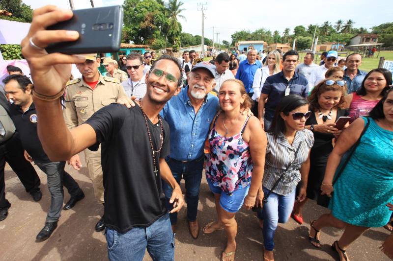 Moradores, comerciantes, militares e políticos da região da Ilha do Marajó comemoraram, nesta quarta-feira (24), junto ao governador Simão Jatene, a entrega do 18º Grupamento Bombeiro Militar, inaugurado hoje no município de Salvaterra. Quarenta e oito militares foram deslocados para o local, sendo 45 praças e três oficiais. O espaço conta com viaturas para atendimento a incêndios, salvamentos, resgates e uma lancha.O Coronel Antônio Zanelli, comandante geral do Corpo de Bombeiros, explicou a escolha do município para receber o grupamento. “Salvaterra foi escolhida estrategicamente para receber este quartel por ser a porta do Marajó. Salvaterra e Soure possuem forte apelo turístico. Antes, nosso tempo-resposta para a população daqui demorava até 1h30 minutos, já que vínhamos de Icoaraci, distrito de Belém. Agora a meta é atender o mais rápido possível os seis municípios da região do Marajó Ocidental”, explicou. Além de Salvaterra e Soure, a corporação atenderá os municípios de Cachoeira do Arari, Santa Cruz do Arari, Ponta de Pedras e Muaná.

FOTO: MÁCIO FERREIRA / AG PARÁ
DATA: 24.01.2018
SALVATERRA - PARÁ <div class='credito_fotos'>Foto: MÁCIO FERREIRA/ AG. PARÁ   |   <a href='/midias/2018/originais/0e4b30c5-e354-4a17-a840-ced653d98a98.jpg' download><i class='fa-solid fa-download'></i> Download</a></div>