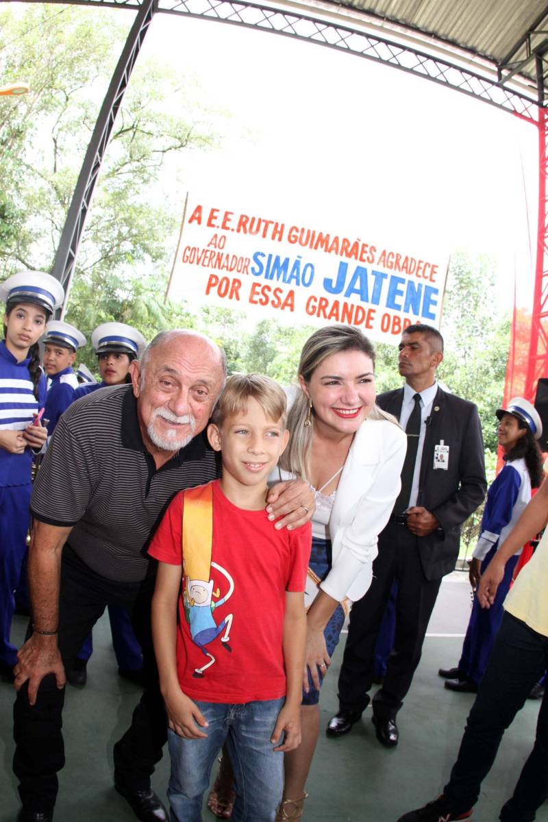 Um painel, no pátio da Escola Estadual de Ensino Médio Ruth Guimarães Ferreira, no distrito de Murinim, em Benevides, mostra 16 alunos da unidade aprovados nos últimos vestibulares. Desses, 12 irão estudar na Universidade Federal do Pará (UFPA). São os primeiros resultados de um processo que começou há nove meses, quando a escola entrou em reforma e ampliação. A nova “Ruth Guimarães Ferreira” foi entregue oficialmente nesta segunda-feira, 26, pelo governador Simão Jatene. Reformada e ampliada, a escola tem agora seis salas de aula; quatro laboratórios (multiuso, multidisciplinar, informática e de leitura); cozinha; refeitório e dispensa; quadra poliesportiva, vestiários feminino e masculino; área de convivência; sala para Atendimento Educacional Especializado (AEE) e acessos para pessoas com deficiência. Espaços de sobra para seus 892 alunos, distribuídos em três turnos do Ensino Médio. A obra custou R$ 2,446 milhões.
FOTO: CRISTINO MARTINS / AG. PARÁ
DATA: 26.03.2018
BENEVIDES - PARÁ <div class='credito_fotos'>Foto: Cristino Martins/Ag. Pará | <a href='/midias/2018/originais/0e4d2253-c45e-4059-8aea-9f303f619a5b.jpg' download><i class='fa-solid fa-download'></i> Download</a></div>