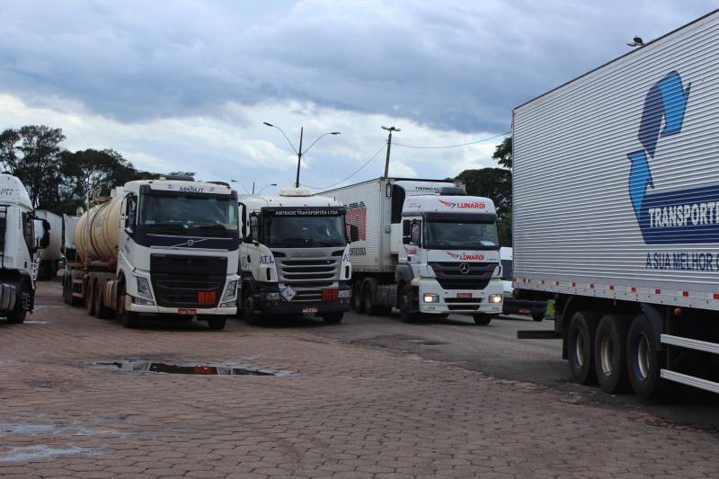 Vinte pontos que estavam interditados nas rodovias estaduais devido à greve dos caminhoneiros foram liberados. O sistema de segurança pública informa que em oito horas de operação e negociação com os grevistas chegou a um acordo para o desbloqueio. A estimativa é de que 5 mil caminhões retornaram às suas rotinas ainda durante a noite de quarta-feira, 30. Um dos pontos mais críticos para a descentralização dos manifestantes foi no KM 25 da BR 316, próximo à entrada da ilha de Mosqueiro. Somente lá, cerca de 500 caminhões deixaram o local de interdição.
FOTO: ASCOM SEGUP
DATA: 31.05.2018
BELÉM - PARÁ <div class='credito_fotos'>Foto: Ascom Segup | <a href='/midias/2018/originais/0e4fd4a8-fb9b-4659-9e6b-eabd59de129a.jpg' download><i class='fa-solid fa-download'></i> Download</a></div>