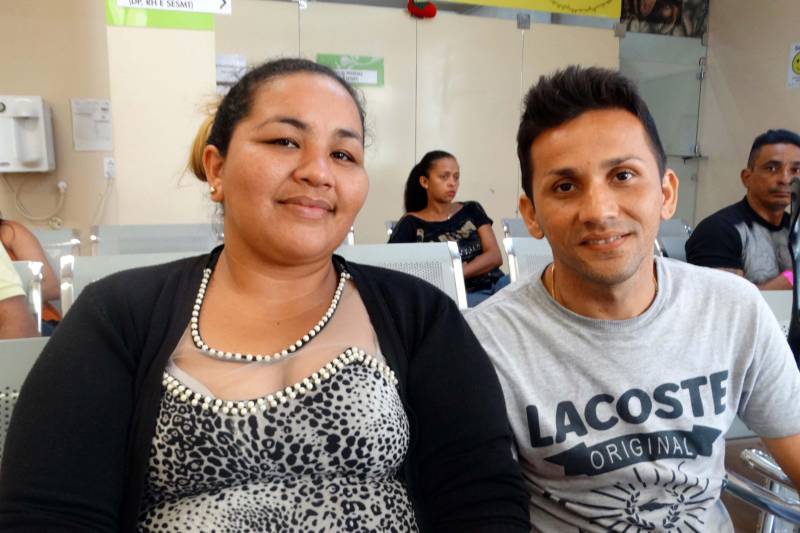 Diego Azevedo (foto), de 32 anos, sofreu um acidente de moto enquanto trabalhava, há oito meses, o que gerou sequelas que ele ainda batalha para superar. Atualmente, está em fase de recuperação e usa um fixador externo na perna esquerda. O acompanhamento médico acontece no Hospital Público Estadual Galileu (HPEG), em Belém, onde ele esteve na segunda-feira, 17/12. Para a surpresa de Diego, enquanto aguardava a consulta, junto com a esposa Jakeline Xavier, de 32 anos, inesperadamente começou um flash mob natalino, na recepção da Unidade, que deixou os dois emocionados.

FOTO: ASCOM HPEG
DATA: 18.12.2018
BELÉM - PARÁ <div class='credito_fotos'>Foto: ASCOM / HPEG   |   <a href='/midias/2018/originais/0e5450a5-cca5-46ec-8374-ea0a02b6cb90.jpg' download><i class='fa-solid fa-download'></i> Download</a></div>