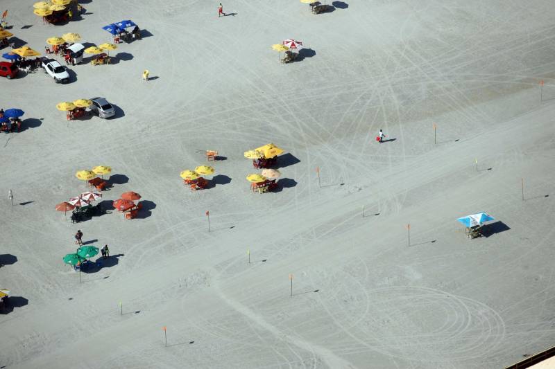 Para oferecer mais segurança e funcionar como uma pequena delegacia na praia em Salinópolis e Mosqueiro, a Secretaria de Estado de Segurança Pública e Defesa Social (Segup) inaugurou neste sábado (30) três Centros de Comando Integrado. Os centros em Salinas estão localizados na Orla do Maçarico e na praia do Atalaia (foto) e, de acordo com o Cel André Cunha, secretário adjunto de Gestão Operacional, servirão para proporcionar uma temporada mais segura para quem for até um dos pontos mais frequentados por veranistas durante o mês de julho. Durante todo o sábado, agentes do Corpo de Bombeiros, Defesa Civil, Departamento de Trânsito do Estado (Detran), polícias Civil e Militar, sob a coordenação da Segup, receberam treinamentos para atuar nos centros de comando, que funcionarão 24h, servindo como uma mini-delegacia na praia.
FOTO: MARCELO LELIS / AG. PARÁ
DATA: 30.06.2018
ATALAIA - PARÁ <div class='credito_fotos'>Foto: Marcelo Lelis / Ag. Pará | <a href='/midias/2018/originais/0e574d53-4f39-4943-981e-b190f5fd4f13.jpg' download><i class='fa-solid fa-download'></i> Download</a></div>