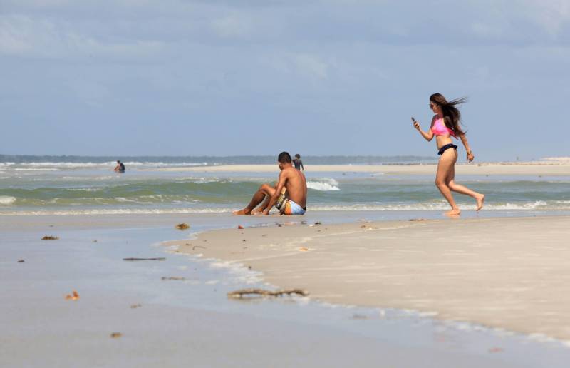 Para quem tiver um tempo de sobra na agenda e quiser conhecer outros locais na volta de Algodoal pode aproveitar a praia de Marudá, que fica logo ao lado do porto, ou a praia do Crispim (foto), em Marapanim. Neste último, o atrativo são os lagos de água salgada formados durante a vazante da naré, o vento generoso e as revoadas de pássaros no início da manhã e no final da tarde.
FOTO: MÁCIO FERREIRA / AG. PARÁ
DATA: 15.07.2016
ALGODOAL - PARÁ <div class='credito_fotos'>Foto: MÁCIO FERREIRA/ AG. PARÁ | <a href='/midias/2018/originais/0e657d24-0c92-4ad5-bea4-d16006bbbb84.jpg' download><i class='fa-solid fa-download'></i> Download</a></div>