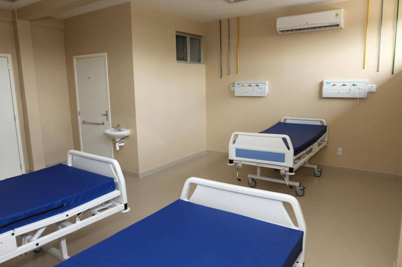 Ao longo dos últimos anos o governo do Pará investiu sistematicamente nos serviços destinados à saúde, o que reflete com saldo positivo nos indicadores da Secretaria de Estado de Saúde Pública (Sespa). De acordo com o Sistema de Informações sobre Orçamentos Públicos em Saúde (Siops), do Ministério da Saúde, nos últimos sete anos (2011-2017) o repasse de recursos feitos pela administração estadual do Pará está acima do limite constitucional de 12%. A série histórica mostra o acréscimo em investimento exclusivo do tesouro estadual no seu orçamento aplicado para construção, reforma e custeio da rede, como laboratórios, aquisição de medicamentos e hemocentros. Em 2011 o repasse foi de 1bilhão 467 milhões - 12,40%. Já em 2017 o Estado superou os números com o repasse de 2 bilhões 158 milhões –14,90%. Na foto, o Hospital Geral de Ipixuna.

FOTO: CRISTINO MARTINS / ARQUIVO AG. PARÁ
DATA: 21.09.2015
IPIXUNA DO PARÁ - PARÁ <div class='credito_fotos'>Foto: Agência Pará   |   <a href='/midias/2018/originais/0e68d223-4fe6-449a-8de8-e022454ae213.jpg' download><i class='fa-solid fa-download'></i> Download</a></div>