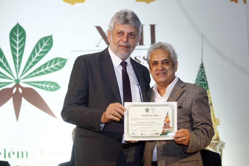 Autoridades, cientistas, empresários e produtores rurais participaram, na noite desta segunda-feira (12), no Hangar Convenções e Feiras da Amazônia, da abertura do XVII Congresso Brasileiro de Mandioca e do II Congresso Latino-Americano e Caribenho de Mandioca, os dois mais importantes eventos voltados à mandiocultura no Brasil e no continente, que ocorrem pela primeira vez no Pará. Durante a abertura dos congressos, autoridades, produtores e técnicos que trabalham para o desenvolvimento da cadeia produtiva da mandioca receberam certificados pela contribuição (foto).
FOTO: THIAGO GOMES / AG. PARÁ
DATA: 12.03.2018
BELÉM - PARÁ <div class='credito_fotos'>Foto: Thiago Gomes /Ag. Pará | <a href='/midias/2018/originais/0e6d82d7-ad96-479e-b5da-e6b76fe00694.jpg' download><i class='fa-solid fa-download'></i> Download</a></div>