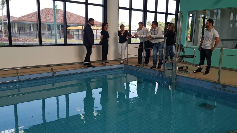 O Centro Integrado de Inclusão e Reabilitação – CIIR recebeu representantes da Rede Sarah Brasília (foto). A visita prevê uma troca de experiências entre as instituições que atuam na reabilitação de Pessoas com Deficiência (PcD). Os trâmites formais ainda serão concluídos, mas a relação entre as instituições se estreitou durante a visita do professor de Educação Física, Maurício Corte Real, e do fisioterapeuta, Rogério Canuto. Os visitantes elogiaram o novo espaço e fizeram questão de ressaltar a importância do Centro.
FOTO: ASCOM / INDSH
DATA: 25.06.2018
BELÉM - PARÁ <div class='credito_fotos'>Foto: ASCOM / INDSH | <a href='/midias/2018/originais/0e74ab90-0e64-43f4-ae3e-ba010be3e957.jpg' download><i class='fa-solid fa-download'></i> Download</a></div>
