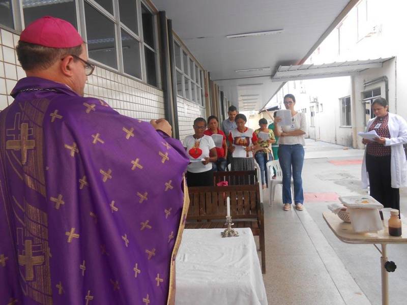 Para celebrar o Natal dos pacientes internados na Unidade, o Hospital Regional do Sudeste do Pará - Dr. Geraldo Veloso (HRSP), em Marabá (PA), preparou uma programação especial com o apoio de integrantes do Programa de Voluntariado da Pró-Saúde Associação Beneficente de Assistência Social e Hospitalar. A agenda oficial foi aberta na quinta-feira, 20/12, com a celebração de uma missa (foto) pelo Bispo da Diocese de Marabá, Dom Vital Corbellini. Nesta sexta-feira, 21/12,  haverá a apresentarão da cantata "Haja paz na Terra" e, no sábado, 22/12, os voluntários do grupo "Médicos da Alegria" distribuirão presentes para as crianças internadas no Hospital.

FOTO: ASCOM / HRSP
DATA: 21.12.2018
MARABÁ - PARÁ <div class='credito_fotos'>Foto: ASCOM HRSP   |   <a href='/midias/2018/originais/0e7983fb-4ce1-46a7-b5d6-824344f783b1.jpg' download><i class='fa-solid fa-download'></i> Download</a></div>
