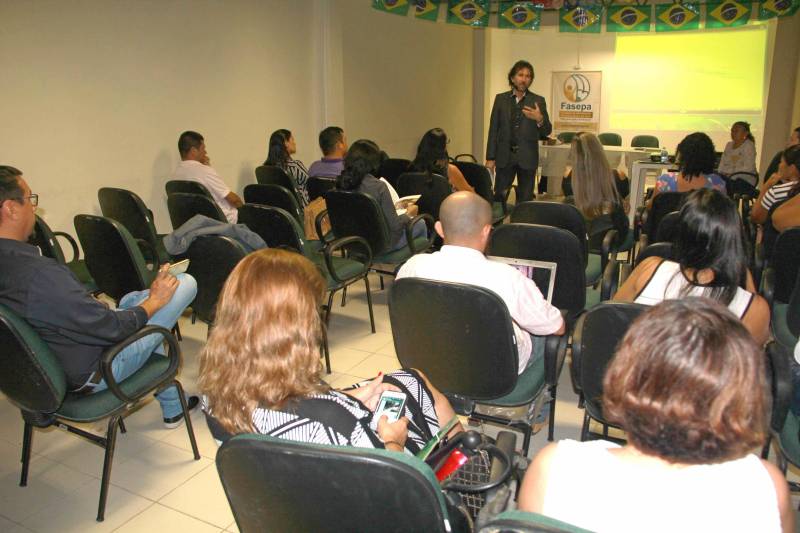 Começou nesta terça-feira (19), em Belém, mais uma edição do Encontro Temático da Socioeducação, que discute a implantação de planos municipais para o atendimento aos adolescentes em conflito com a lei. Realizado na sede da Fundação de Atendimento Socioeducativa do Pará (Fasepa), o encontro é destinado aos profissionais que integram o Sistema de Garantia de Direitos que fazem parte da Associação dos Municípios do Arquipélago do Marajó (AMAM). A programação contou com debates sobre ações preventivas, avaliação da medida socioeducativa em meio aberto (Liberdade Assistida e Prestação de Serviço à Comunidade, responsabilidade dos municípios) e orientações para implementação do Plano Municipal de Atendimento Socioeducativo, ouvindo as demandas dos técnicos que atuam nos municípios participantes, no que se refere ao atendimento aos egressos da Fasepa.

FOTO: DANI VALENTE / ASCOM FASEPA
DATA: 19.06.2018
BELÉM - PARÁ <div class='credito_fotos'>Foto: DANI VALENTE/ ASCOM FASEPA   |   <a href='/midias/2018/originais/0e7b36e4-ab24-48cf-b681-ad013cad21dc.jpg' download><i class='fa-solid fa-download'></i> Download</a></div>