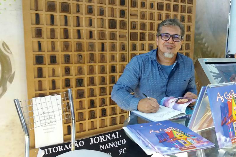 O lançamento do livro “As Casas”, do escritor e ilustrador paraense Maciste Costa (foto), na tarde deste domingo (3), abriu a programação da Imprensa Oficial do Estado (IOE) na XXII Feira Pan-Amazônica do Livro, realizada no Hangar – Centro de Convenções e Feiras da Amazônia, até o próximo domingo (10), com entrada franca.

FOTO: ASCOM IOE
DATA: 03.06.2018
BELÉM - PARÁ <div class='credito_fotos'>Foto: ASCOM IOE   |   <a href='/midias/2018/originais/0e7eaa15-7bd5-4efe-8957-d580fea5caf5.jpg' download><i class='fa-solid fa-download'></i> Download</a></div>