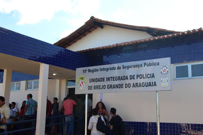 A inauguração da Unidade Integrada Pro Paz (UIPP), a entrega de uma viatura para a Polícia Civil e a assinatura de convênio para reforma e ampliação da Escola Municipal de Ensino Fundamental Brejo Grande, realizados nesta quarta-feira, 9, marcaram o início dos festejos do aniversário de 30 anos de emancipação do município de Brejo Grande do Araguaia, comemorado no dia 10 de maio.
FOTO: ANTONIO MACEDO / DIVULGAÇÃO
DATA: 09.05.2018
BREJO GRANDE DO ARAGUAIA - PARÁ <div class='credito_fotos'>Foto: ANTONIO MACEDO / DIVULGAÇÃO | <a href='/midias/2018/originais/0e856ed2-cf86-4dcc-945e-b60bcf247744.jpg' download><i class='fa-solid fa-download'></i> Download</a></div>