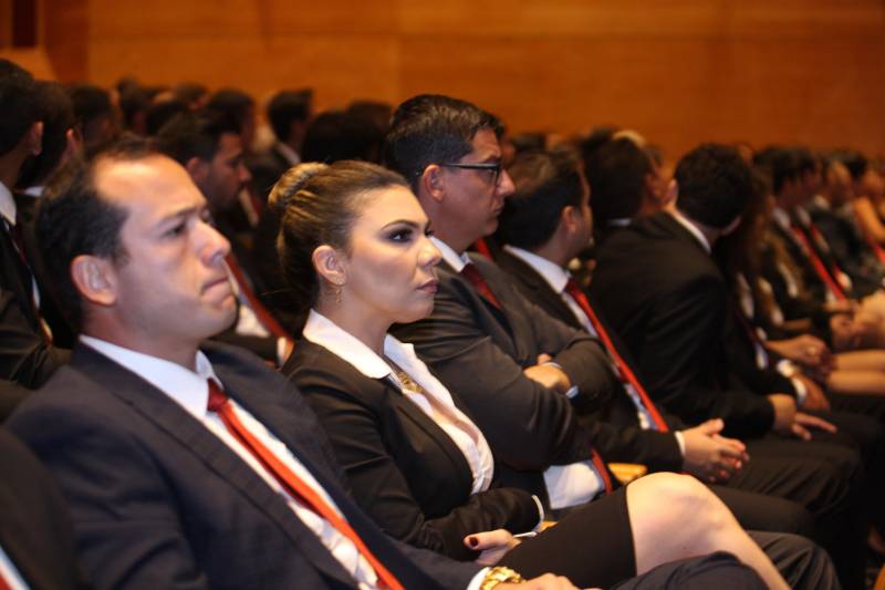 O Pará vai voltar a ter um delegado de polícia para cada município. A posse de 149 novos delegados da Polícia Civil, que aconteceu nesta segunda-feira (26) no Teatro Maria Sylvia Nunes, na Estação das Docas, vai garantir, com sobras, a cobertura completa dos 144 municípios do estado. Aprovados em concurso público, os novos delegados concluíram o curso de Formação da Polícia Civil do Pará no dia 15 deste mês. O curso foi o primeiro do Brasil a incluir sete disciplinas inéditas: Oratória, Atuação Policial frente aos Grupos Vulneráveis, Relacionamento com a Imprensa e Mídias Sociais, Abordagem Psicopatológica do Crime e da Violência, Investigação Financeira no Enfrentamento ao Crime de Lavagem de dinheiro, Noções Básicas de Enfrentamento às Fraudes Veiculares e Linguagem Brasileira de Sinais. O concurso aprovou ainda 300 investigadores, 180 escrivães e 20 papiloscopistas. Os novos policiais civis passaram por quatro meses de formação técnica e profissional na Acadepol. Com a nomeação, o próximo passo será a lotação dos novos servidores públicos nas unidades de Polícia Civil do estado, quando eles saberão em qual região do Pará trabalharão inicialmente.
FOTO: SYDNEY OLIVEIRA / AG. PARÁ
DATA: 26.02.2018
BELÉM - PARÁ <div class='credito_fotos'>Foto: Sidney Oliveira/Ag. Pará | <a href='/midias/2018/originais/0e8a731f-bf81-4de0-81ce-feb30302b620.jpg' download><i class='fa-solid fa-download'></i> Download</a></div>