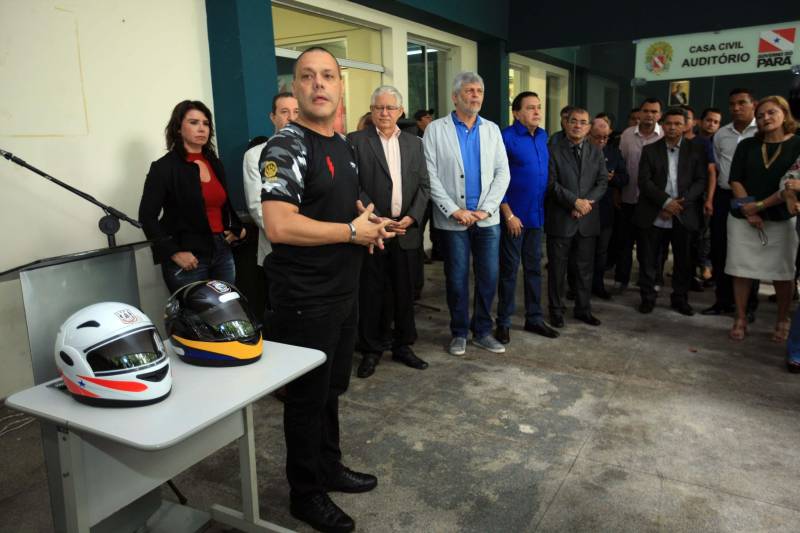 Polícia Militar, Guarda Municipal e Secretarias Municipais de Segurança Pública de 17 cidades do interior paraense receberam motos para ampliar o policiamento ostensivo e para atender ocorrências em suas sedes. Os veículos adquiridos pelo Governo do Estado são provenientes de emenda parlamentar de três deputados da Assembleia Legislativa do Pará (ALEPA), e entregues nesta segunda-feira (28) durante cerimônia na sede da Casa Civil, em Belém. Ao todo foram entregues 44 motos do modelo Honda XRE 300 CC, todas com kit sinalizador acústico e visual, rastreador, dois capacetes e queixeiras. Prefeitos, secretários de segurança, representantes das polícias, guardas municipais e deputados estiveram presentes na solenidade e ressaltaram a importância de ampliar a frota de veículos para dar apoio a segurança dos municípios. Na foto, o deputado coronel Neil Duarte.
FOTO: MÁCIO FERREIRA / AG. PARÁ
DATA: 28.05.2018
BELÉM - PARÁ <div class='credito_fotos'>Foto: MÁCIO FERREIRA/ AG. PARÁ | <a href='/midias/2018/originais/0e8c39b0-89bb-471e-8cf4-9032b1a5389f.jpg' download><i class='fa-solid fa-download'></i> Download</a></div>
