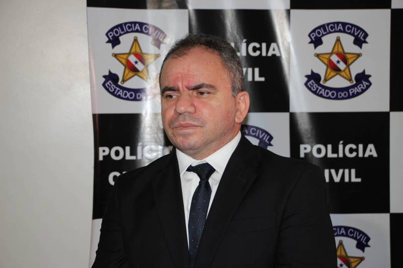 A Polícia Civil prendeu em Anapu, no sudoeste do Estado, nesta terça-feira (27), em cumprimento a mandado de prisão preventiva decretado pela Justiça, o padre José Amaro, da Prelazia do Xingu. Além da prisão preventiva, foi cumprido mandado de busca e apreensão na residência do padre e na sede da Paróquia de Anapu. Nesses locais, foram apreendidos documentos diversos, que vão passar por análise das equipes policiais. A operação foi iniciada por volta de 6 horas e foi resultado de oito meses de investigações. As ordens judiciais foram decretadas pela Comarca de Anapu. Informações sobre a operação e prisão foram apresentadas, na Delegacia-Geral, em Belém, pelo delegado-geral, Rilmar Firmino (foto). "A prisão de José Amaro é resultado de inquérito policial no qual o padre foi indiciado pelos crimes de extorsão, ameaça, esbulho possessório e assédio sexual", detalhou. Após o cumprimento do mandado de prisão, o acusado foi transferido de Anapu para Altamira, para ser ouvido, e depois ficará recolhido no presídio local à disposição da Justiça.
FOTO: ASCOM / POLÍCIA CIVIL
DATA: 27.03.2018
BELÉM - PARÁ <div class='credito_fotos'>Foto: Ascom / Polícia Civil | <a href='/midias/2018/originais/0e8cc002-42b6-431c-8725-28787a3a5195.jpg' download><i class='fa-solid fa-download'></i> Download</a></div>