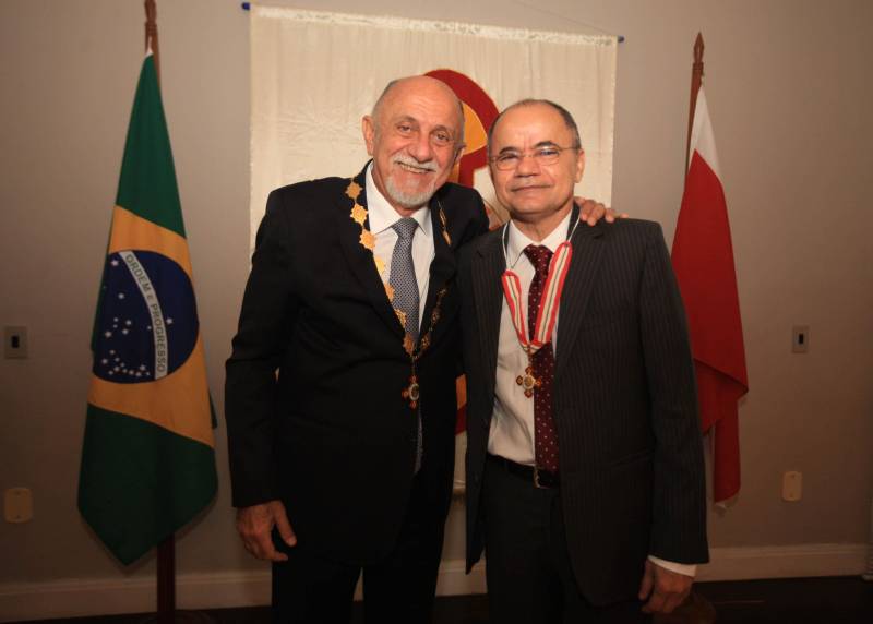 O Governo do Estado do Pará concedeu hoje 230 comendas do Mérito Grão-Pará (foto), a mais alta do Estado, a autoridades e servidores que se destacaram nos últimos oito anos de serviços prestados à população. “O ciclo que encerramos hoje não encerra nossa missão de servir ao público, porque uma vez servidores públicos, trabalhando em benefício da população, nunca mais deixamos de sê-lo, pois essa missão fica gravada em nossos corações”, disse o governador Simão Jatene aos agraciados. O governador entregou, pessoalmente, uma a uma as condecorações.  Das 230 medalhas, 14 foram no grau de Grande Oficial, 60 no grau de Comendador, 8 no grau de Oficial e 11 no grau de Cavaleiro aos servidores civis. Entre os militares, 4 receberam no grau de Comendador, 38 de Oficial e 109 no grau de Cavaleiro.

FOTO: CRISTINO MARTINS / AG. PARÁ
DATA: 31.12.2018
BELÉM - PARÁ <div class='credito_fotos'>Foto: Cristino Martins/Ag. Pará   |   <a href='/midias/2018/originais/0e8f1961-3f21-4611-a840-04e9ad5bb5e0.jpg' download><i class='fa-solid fa-download'></i> Download</a></div>