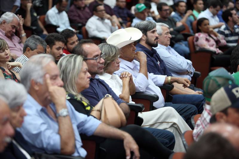 A pecuária é uma das principais cadeias produtivas do Pará, que se destaca no cenário nacional por possuir o quinto maior rebanho bovino, com mais de 20 milhões de cabeças. A importância do Estado na cadeia produtiva brasileira é destaque na InterCorte, evento que reúne iniciativas em prol do desenvolvimento do setor. A abertura, na noite desta segunda-feira, 21, no Carajás Centro de Convenções, em Marabá, sudeste paraense, contou com a presença do governador Simão Jatene, parlamentares e autoridades locais.

FOTO: THIAGO GOMES / AG. PARÁ
DATA: 21.05.2018
MARABÁ - PARÁ <div class='credito_fotos'>Foto: Thiago Gomes /Ag. Pará   |   <a href='/midias/2018/originais/0e94a140-c3cb-4bd6-83cb-958e6a4897b4.jpg' download><i class='fa-solid fa-download'></i> Download</a></div>