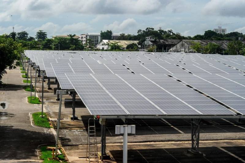As equipes dos espaços administrados pela Organização Social Pará 20000: Estação das Docas, Mangal das Garças, Arena Mangueirinho e do Hangar Convenções e Feiras da Amazônia participaram nos dias 21 e 22 de fevereiro, do treinamento sobre micro e minigeração de energia solar, promovido pela Celpa, em parceria com a empresa Solen Energia, na sala multiuso do Centro de Convenções. O treinamento realizado reuniu ainda representantes da Secretaria de Estado e de Desenvolvimento Econômico, Mineração e Energia (SEDEME), Secretaria de Cultura (SECULT), Secretaria de Educação (SEDUC) e alunos da Faculdade Estácio.
FOTO: LEANDRO SANTANA / ASCOM OS PARÁ 2000
DATA: 22.02.2018
BELÉM - PARÁ <div class='credito_fotos'>Foto: LEANDRO SANTANA / ASCOM OS PARÁ 2000 | <a href='/midias/2018/originais/0e94b47f-3e5b-4a09-b244-8f582acc0aef.jpg' download><i class='fa-solid fa-download'></i> Download</a></div>