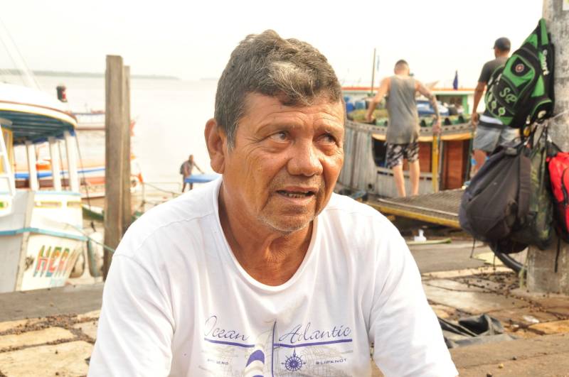 Vicente da Cruz, outro barqueiro de 67 anos, que também transporta estudantes em Cametá há 15 anos, concorda com a necessidade da proteção do motor. “Pois evita um acidente grave que afeta a vida da pessoa para sempre”, comentou
FOTO: JOSÉ PANTOJA / ASCOM SESPA
DATA: 03.07.2018
BELÉM - PARÁ <div class='credito_fotos'>Foto: José Pantoja / Ascom Sespa | <a href='/midias/2018/originais/0e9537ec-1236-410d-8781-528220e69dea.jpg' download><i class='fa-solid fa-download'></i> Download</a></div>