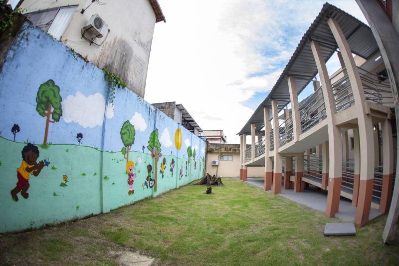 A Universidade do Estado do Pará (Uepa) entregou, na sexta-feira, 13, as novas instalações do Centro Especializado em Reabilitação (CER II), que fica localizado na Unidade de Ensino-Assistência de Fisioterapia e Terapia Ocupacional (Ueafto), no Centro de Ciências Biológicas e da Saúde (CCBS), na travessa Perebebuí, 2.623, em Belém. O novo espaço é um prédio de dois andares que conta com cinco consultórios, uma sala de integração sensorial, uma sala de fisioterapia neuro-pediatra e outra sala para terapia ocupacional neuro-pediatra.
FOTO: NAILANA THIELY / ASCOM UEPA
DATA: 13.04.2018
BELÉM - PARÁ <div class='credito_fotos'>Foto: Nailana Thiely / Ascom Uepa | <a href='/midias/2018/originais/0e953de6-1297-48d6-be5a-8ad09dbbf56b.jpg' download><i class='fa-solid fa-download'></i> Download</a></div>