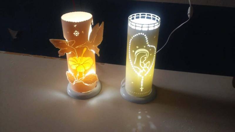 O artesanato é um dos meios utilizados para a ressocialização dos internos custodiados na Carceragem de Parauapebas (CP), no sudeste do Estado, que participam de um curso de produção de luminárias decorativas. O curso é ofertado pela Superintendência do Sistema Penitenciário do Estado (Susipe) em parceria com o Grupo IPÊ de Artesanato, Arte e Cultura do município e tem por objetivo capacitar os internos e promover a reintegração social deles por meio do trabalho. As oficinas de capacitação destinam-se a contribuir para qualificação profissional e desenvolver o potencial criativo dos detentos, mantendo-os produtivos durante o cumprimento da pena. Para participar do curso os alunos passaram por uma triagem onde são avaliados o comportamento e a disciplina dentro da casa penal. As peças produzidas durante os cursos serão comercializadas nas feiras do município de Parauapebas.  

FOTO: ASCOM / SUSIPE
DATA: 18.05.2018
PARAUAPEBAS - PARÁ <div class='credito_fotos'>Foto: ASCOM SUSIPE   |   <a href='/midias/2018/originais/0e9c9bda-6b65-4185-bad1-08260fef9e51.jpg' download><i class='fa-solid fa-download'></i> Download</a></div>