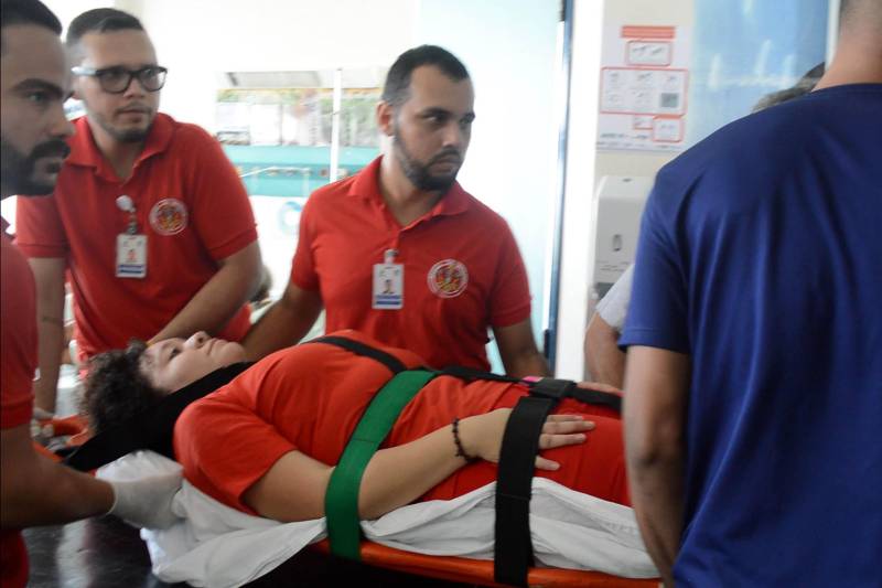 A farmacêutica Paula Ledo viveu um dia de trabalho diferente no Hospital Metropolitano de Urgência e Emergência, em Ananindeua (PA). Ela foi resgatada e colocada em uma maca, no terceiro andar da unidade, por membros da brigada de incêndio. A colaboradora participou da simulação de incêndio, na quinta-feira (10).
FOTO: ASCOM HMUE
DATA: 10.05.2018
ANANINDEUA - PARÁ <div class='credito_fotos'>Foto: ASCOM HMUE | <a href='/midias/2018/originais/0eaf5ede-c621-47d8-b8c7-a03032b1ebf4.jpg' download><i class='fa-solid fa-download'></i> Download</a></div>