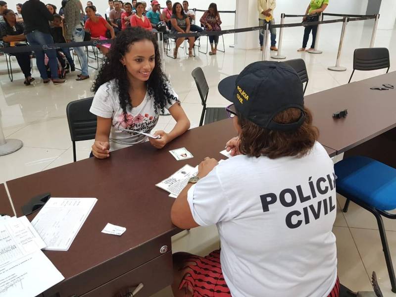 Diante da grande procura por emissão de carteira de identidade na Estação Cidadania Marabá, no sudeste paraense, a fila de espera para tirar o Registro Geral (RG) já previa atendimento até 2019. Para reduzir esse tempo de espera, a Polícia Civil do Pará começou nesta sexta-feira (23) a “Operação Polícia Cidadã”, no segundo piso do Shopping Center da sede municipal. O mutirão, que conta com 11 servidores da Secretaria de Estado de Segurança Pública e Defesa Social (Segup), prevê a emissão de 300 documentos por dia. Na foto, Adrielle Maria de Santos Silva.
FOTO: KÉLIA SANTOS / ASCOM CRGSP
DATA: 23.03.2018
MARABÁ - PARÁ <div class='credito_fotos'>Foto: KÉLIA SANTOS / ASCOM CRGSP | <a href='/midias/2018/originais/0eb1303f-af54-44d0-99e8-5ec99a184798.jpg' download><i class='fa-solid fa-download'></i> Download</a></div>
