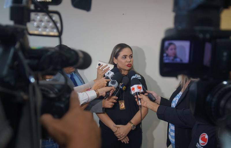 A Polícia Civil do Pará prendeu em flagrante, nesta quinta-feira (17), cinco pessoas pelo crime de pornografia infantil, em Belém, durante a Operação Luz na Infância II, deflagrada simultaneamente em 24 estados e no Distrito Federal. Ao todo, 17 mandados de busca e apreensão foram cumpridos - 15 em Belém e Ananindeua, um em Paragominas e outro em Castanhal, no nordeste paraense. Todas as prisões foram efetuadas na capital, e os detidos encaminhados para a sede da Divisão de Prevenção e Repressão a Crimes Tecnológicos (DPRCT) da Polícia Civil, no bairro do Telégrafo. A operação é coordenada nacionalmente pelo Ministério Extraordinário de Segurança Pública (MESP). Na foto, a delegada Karina Campelo, da DPRCT.
FOTO: ASCOM / POLÍCIA CIVIL
DATA: 17.05.2018
BELÉM - PARÁ <div class='credito_fotos'>Foto: Ascom / Polícia Civil | <a href='/midias/2018/originais/0eb62912-0cf1-4a12-a6bc-49f51d2dee98.jpg' download><i class='fa-solid fa-download'></i> Download</a></div>