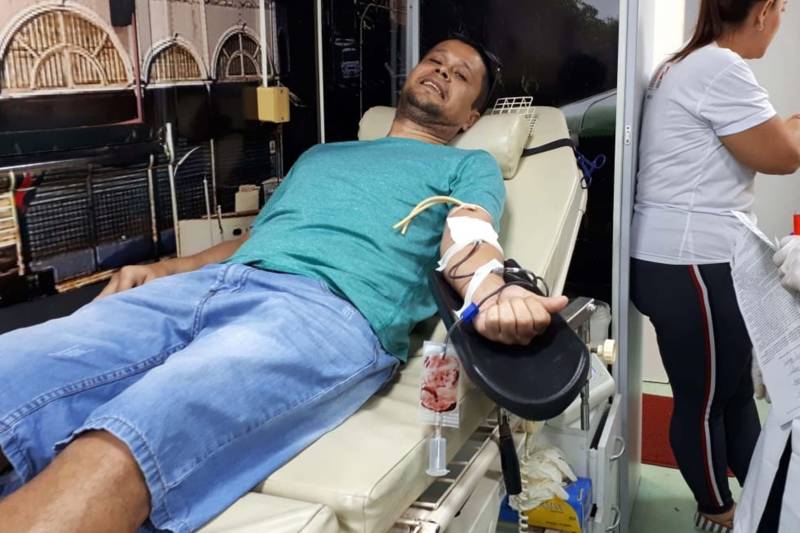 E uma das pessoas que já abraçou essa causa é o bancário Robson Pereira da Silva (foto), 37, que doa sangue há mais de 14 anos. Sua última doação foi em Santarém, no oeste paraense. Neste domingo, ao passear pela Praça da República, não perdeu a oportunidade de retomar esse gesto solidário e fez sua doação na Unidade Móvel da Fundação Hemopa. 

FOTO: CARLOS SODRÉ/AG. PARÁ
DATA: 25.11.2018
BELÉM - PARÁ <div class='credito_fotos'>Foto: ASCOM SESPA   |   <a href='/midias/2018/originais/0ec4987d-ad96-458a-99df-340c71b48265.jpg' download><i class='fa-solid fa-download'></i> Download</a></div>