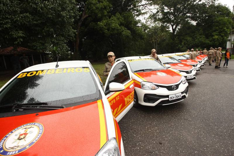 Na mesma cerimônia que entregou as viaturas para serviços de vistoria, o governador Simão Jatene fez uma visita técnica às instalações da nova Policlínica ao Corpo de Bombeiros Militar do Estado. Um prédio no Quartel do Comando Geral da corporação foi reformado e adaptado para receber a Policlínica, que oferta assistência médico-odontológico, psicológico e de primeiros socorros aos bombeiros militares e seus dependentes.
FOTO: IGOR BRANDÃO / AG. PARÁ
DATA: 15.03.2018
BELÉM - PARÁ <div class='credito_fotos'>Foto: IGOR BRANDÃO / AG. PARÁ | <a href='/midias/2018/originais/0ec9e01b-1c42-4187-bee6-1b528837d7ee.jpg' download><i class='fa-solid fa-download'></i> Download</a></div>