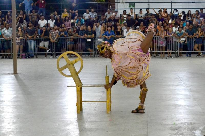 Hoje é um dia especial para a comunidade LGBT no Arraial de Todos os Santos 2018 no Centur, sede da Fundação Cultural do Pará (FCP). Às 21h desta quarta-feira, 27 de Junho, será realizado o já tradicional concurso Miss Caipira MIX 2018, uma disputa de Misses voltada para Travestis, Drag Queens e Mulheres Trans. Serão mais de 40 apresentações, sendo um dos pontos altos do arraial, para fechar a noite com muitas cores e purpurina. O concurso tem o mesmo formato e critérios de avaliação que o das outras misses, como coreografia e figurino por exemplo. Stefane Sampaio, Miss MIX 2017, se apresentou pela primeira vez ano passado e já saiu vitoriosa. “Chegar assim e ganhar, mesmo tendo pessoas com mais de oito anos de concurso foi muito bom”, disse ela. Para Stefane, isso se dá pela sua formação em Balé Clássico. “Sou dançarina e isso fez a diferença entre as outras, acredito”. Na foto, apresentação do concurso Miss Caipira Mix 2017.
FOTO: ARQUIVO / ASCOM FCP
DATA: 24.06.2017
BELÉM - PARÁ <div class='credito_fotos'>Foto: ASCOM FCP | <a href='/midias/2018/originais/0ed781cb-f953-48e6-b628-b3e119af5b5a.jpg' download><i class='fa-solid fa-download'></i> Download</a></div>