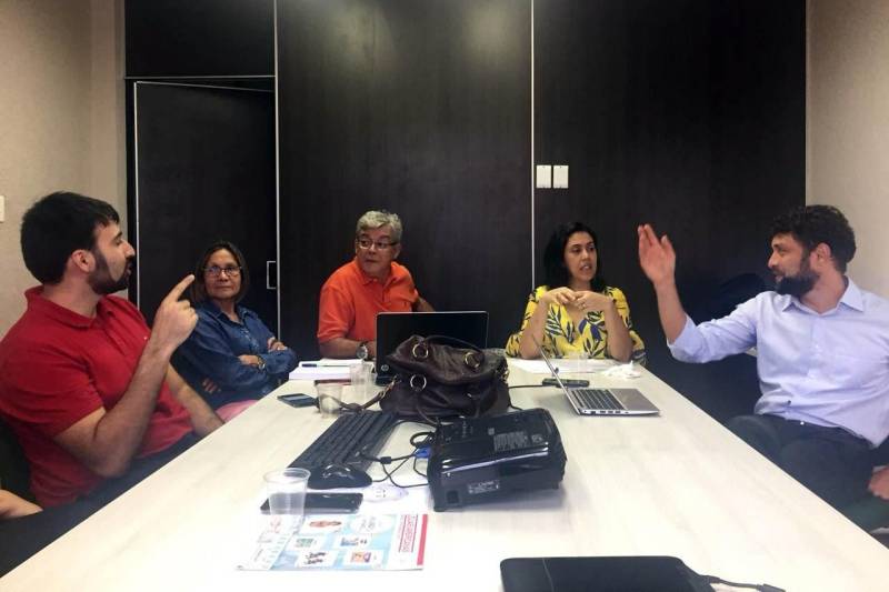 Para dar continuidade ao acompanhamento do workshop Melhoria da Situação Fiscal dos Municípios do Pará, a Secretaria Extraordinária de Municípios Sustentáveis (Semsu) está capacitando servidores públicos para o Escritório de Projetos que dará suporte aos municípios paraenses. A iniciativa faz parte do Programa Municípios Sustentáveis (PMV), na frente de apoio à gestão pública. Dez servidores públicos, das secretarias estaduais de Fazenda (Sefa), de Planejamento (Seplan) e de Administração (Sead), e da Escola de Governança Pública do Estado do Pará (EGPA), estão passando por uma capacitação realizada pela Organização Social Comunitas, em parceria com a Mais Partners. “A capacitação é voltada para o método de gestão PCA, utilizado para diagnosticar problemas e ajudar a definir soluções”, explicou Júlio Pereira Marques, consultor pleno da Mais Partners.
FOTO: SECOM
DATA: 23.02.2018
BELÉM - PARÁ <div class='credito_fotos'>Foto: Secom | <a href='/midias/2018/originais/0ed99835-e3eb-4429-9e71-4ba891770b67.jpg' download><i class='fa-solid fa-download'></i> Download</a></div>