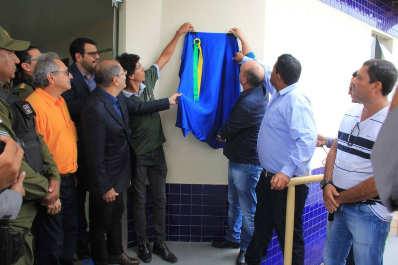 O município de Sapucaia recebeu nesta quarta-feira, 5, uma Unidade Integrada Pro Paz (UIPP, na foto). Um investimento do Governo do Estado de R$ 1.134.131,00. Segundo o Secretário de Estado de Segurança Pública, Luiz Fernandes, afirma que já mais de 80 novas UIPP’s no Pará, com as reformadas e reestruturadas esse número chega a 120 unidades. O titular da SEGUP destaca que o mais importante não é a estrutura física, mas o conceito empregado. De Sapucaia, a comitiva foi para Redenção onde inaugurou o 7º Batalhão de Polícia Militar, uma obra orçada em R$ 2.808.000,00. Atualmente o BPM conta com 145 policiais, 6 viaturas incluindo a Patrulha Rural e 12 motocicletas. O Comandante do Batalhão, o Major José Ricardo Chaves, informou que a maior ocorrência no município são roubos de motos, mas pontuou que a maior parte dos veículos é encontrada pela PM na cidade e cidades vizinhas.

FOTO: RODOLFO OLIVEIRA / AG PARÁ
DATA: 05.12.2018
SAPUCAIA - PARÁ <div class='credito_fotos'>Foto: Rodolfo Oliveira/Ag. Pará   |   <a href='/midias/2018/originais/0edba256-481c-4c94-8db1-8b2a52fdc0b7.jpg' download><i class='fa-solid fa-download'></i> Download</a></div>