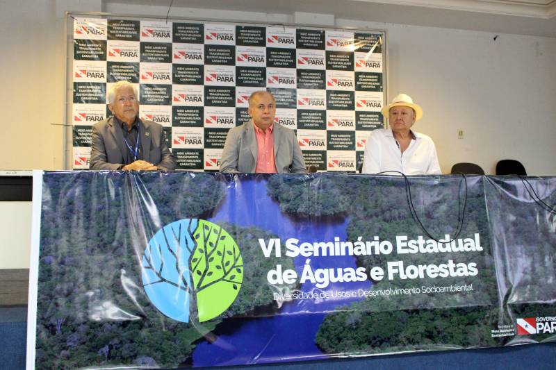 O VI Seminário Estadual de Águas e Florestas, promovido pela Secretaria de Estado de Meio Ambiente e Sustentabilidade (Semas), em comemoração aos dias mundiais da Floresta (21 de Março) e das Águas (22), incentivou a reflexão sobre a necessidade da preservação de recursos naturais necessários à manutenção da vida no planeta. Realizado nesta terça-feira (27), no auditório do Centro de Ciências Naturais e Tecnologia (CCNT), da Universidade do Estado do Pará (Uepa), o evento reuniu técnicos ambientais e universitários. A programação comemorativa começou na segunda-feira (26), com minicursos sobre Hidrologia Básica e Outorga de Direitos de Usos de Recursos Hídricos. A Semas iniciou, simultaneamente, uma campanha intitulada “Aguazônia”, com orientações didáticas, por meio das redes sociais, estimulando o consumo consciente dos recursos hídricos. Na foto (esq/dir), mesa com o secretário adjunto de Gestão de Recursos Hídricos, da Semas, Ronaldo Lima; o reitor da Uepa, Rubens Cardoso da Silva, e o diretor de Sociobiodiversidade do IdeflorBio Crisomar Lobato.
FOTO: ASCOM / SEMAS
DATA: 27.03.2018
BELÉM - PARÁ <div class='credito_fotos'>Foto: ASCOM SEMAS | <a href='/midias/2018/originais/0ee2494a-8e67-4151-ba74-8ec74f8bda60.jpg' download><i class='fa-solid fa-download'></i> Download</a></div>