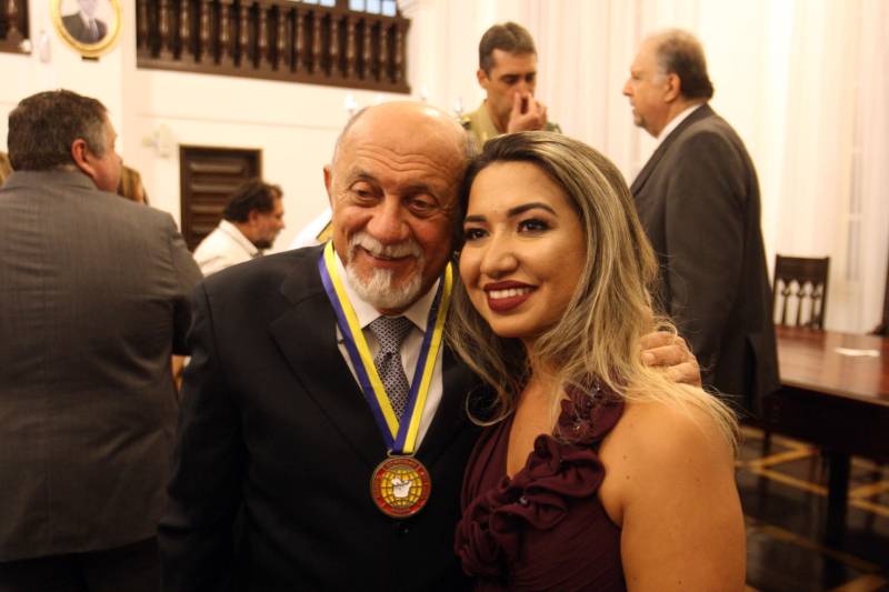 O governador Simão Jatene foi homenageado pela Associação do Corpo Consular no Estado do Pará (ACCP) com a Comenda do Mérito Consular João Clemente Baena Soares. A maior honraria da entidade foi entregue na noite desta quinta-feira (22), no salão nobre do prédio sede da Associação Comercial do Pará (ACP), em Belém.
FOTO: IGOR BRANDÃO / AG. PARÁ
DATA: 22.02.2018
BELÉM - PARÁ <div class='credito_fotos'>Foto: IGOR BRANDÃO / AG. PARÁ | <a href='/midias/2018/originais/0eeb6d80-b8ea-4e1a-8cd1-f01875c5d79f.jpg' download><i class='fa-solid fa-download'></i> Download</a></div>
