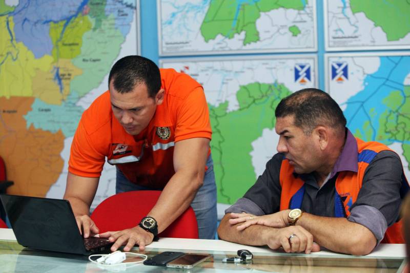 O Governo do Estado, de forma integrada entre Defesa Civil, Corpo de Bombeiros, Secretaria Estadual de Transportes ( Setran) e outros órgãos, reforça as ações de enfrentamento aos acidentes naturais ocasionados pelas chuvas fortes do período.15 municípios, sendo 11 do sudeste paraense, declararam situação de emergência. A partir do dia 6 de fevereiro, quando se intensificaram os registros no Sistema Nacional, e a Defesa Civil Estadual apresentou um relatório para o Governo do Estado, várias secretarias reuniram e o governador Simão Jatene autorizou procedimentos para minimizar os efeitos causados pelos acidentes.
FOTO: SIDNEY OLIVEIRA / AG PARÁ
DATA: 11.02.2018
BELÉM - PARÁ <div class='credito_fotos'>Foto: Sidney Oliveira/Ag. Pará | <a href='/midias/2018/originais/0eebfb84-7f7f-4e49-b6c2-0c640ca555f5.jpg' download><i class='fa-solid fa-download'></i> Download</a></div>
