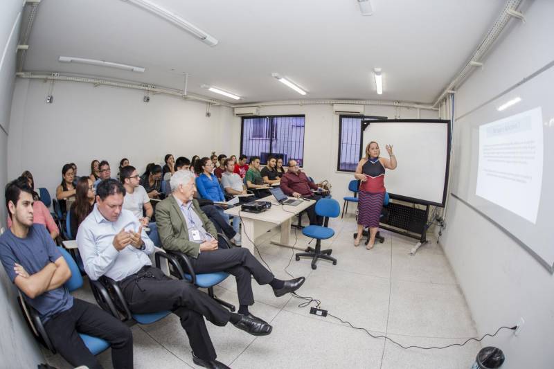 O Dia Mundial da Água é comemorado na próxima quinta-feira, 22 de março, mas o Programa de Pós-Graduação em Ciências Ambientais (PPGCA) da Universidade do Estado do Pará (Uepa) antecipou as comemorações lançando na tarde de quinta-feira, 15, o IET: um aplicativo para celular que calcula o índice de qualidade da água, uma ferramenta para auxiliar pesquisadores da área de recursos hídricos. Na foto, a professora doutora Hebe Morganne Campos Ribeiro, do PPGCA.
FOTO: NAILANA THIELY / ASCOM UEPA
DATA: 15.03.2018
BELÉM - PARÁ <div class='credito_fotos'>Foto: Nailana Thiely / Ascom Uepa | <a href='/midias/2018/originais/0eef7473-fc3d-4d09-ad4f-36b4cf4f2164.jpg' download><i class='fa-solid fa-download'></i> Download</a></div>