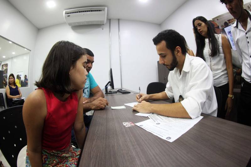 “Fiz questão de trazer minha filha para seu primeiro exercício de cidadania que é ter uma carteira de identidade, ainda mais em um local como este, que permite resolvermos várias pendências com mais conforto e praticidade”, comemorou o senhor Genival de Oliveira, 40 anos, pai da pequena Gabrielle, 8 anos. A família de seu Genival é uma das milhares que serão beneficiadas no município de Parauapebas, no sudeste paraense, com orientações e serviços de diversos órgãos estaduais em um único local: a Estação Cidadania. O espaço, localizado no Shopping Karajás, foi entregue oficialmente à população na manhã deste sábado (19). A cerimônia contou com a presença de secretários de Estado, parlamentares, entre outras autoridades locais. Esta é a segunda Estação Cidadania da região. A primeira é a de Marabá.
FOTO: THIAGO GOMES / AG. PARÁ
DATA: 19.05.2018
PARAUAPEBAS - PARÁ <div class='credito_fotos'>Foto: Thiago Gomes /Ag. Pará | <a href='/midias/2018/originais/0ef02d7c-1f6f-45d9-9990-964a58323010.jpg' download><i class='fa-solid fa-download'></i> Download</a></div>