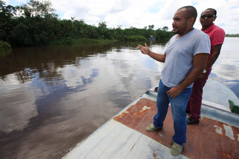 A comunidade Sítio Bosque fica no município de Moju, a 127 quilômetros da capital paraense. Após a descida da ponte que dá acesso à cidade e mais 45 minutos por uma estrada de ramal, às margens do Rio Moju, chega-se à comunidade. Lá moram 87 famílias, o equivalente a mais de 200 pessoas. Na fotro, Alzinei Natividade (d), atual presidente da Associação e André Natividade, criador da Associação Remanescente de Quilombo Rei Zumbi, da Comunidade Sítio Bosque.
FOTO: MÁCIO FERREIRA / AG. PARÁ
DATA: 05.03.2018
MOJU - PARÁ <div class='credito_fotos'>Foto: MÁCIO FERREIRA/ AG. PARÁ | <a href='/midias/2018/originais/0ef3058d-f5f5-4e75-b0a2-a15df7c9489d.jpg' download><i class='fa-solid fa-download'></i> Download</a></div>