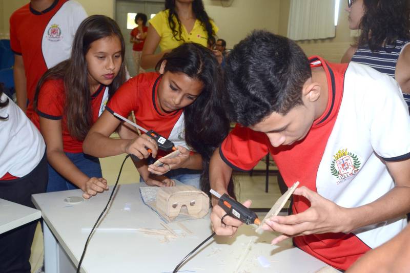 Aprender em grupo a utilizar recursos tecnológicos nas escolas que possibilitam ter conhecimento, por exemplo, sobre a presença de elementos químicos (minerais) no meio ambiente e no corpo humano. Assim foi a aula inaugural do projeto Sedutec, nesta sexta-feira (4), para 26 alunos da turma 104 do 1º ano do Ensino Médio da Escola Estadual Manoel Leite Carneiro, no bairro do Tenoné. O Sedutec é um projeto da Secretaria de Estado de Educação (Seduc) e empresa contratada Inteceleri, que atua com a plataforma digital Google for Education no Estado. O projeto contribui com aprendizagem de estudantes e planejamento e didáticas de professores por meio de ferramentas digitais específicas para a educação. A escola “Manoel Leite Carneiro” atende 853 alunos do Ensino Médio, dos quais 378 em tempo integral. Os estudantes receberam na aula inaugural do Sedutec orientações sobre o uso das ferramentas digitais e construíram exemplares do MiritiBoard (óculos em miriti para acesso à realidade virtual).
FOTO: ELISEU DIAS / ASCOM SEDUC
DATA: 04.05.2018
BELÉM - PARÁ <div class='credito_fotos'>Foto: Eliseu Dias / Ascom Seduc | <a href='/midias/2018/originais/0ef571a3-e322-422b-a918-a4936aa07984.jpg' download><i class='fa-solid fa-download'></i> Download</a></div>
