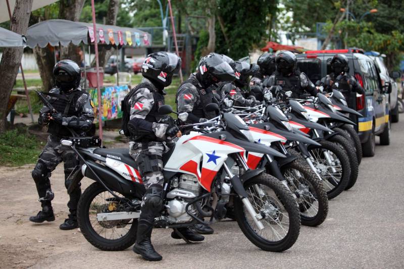 A Polícia Militar do Estado iniciou nesta segunda-feira, 30, a operação Sáfara 3, de combate à criminalidade na Grande Belém. Duas áreas de grande incidência criminal Guamá e Tapanã, foram priorizadas nesse primeiro dia de operação. A partir do bairro do Guamá, os policiais percorreram áreas dos bairros da Terra Firme e Jurunas. A partir do Tapanã, foram atendidas áreas da Pratinha, Bengui e Parque Verde. A escolha dos locais teve por base ocorrências criminais monitoradas pela inteligência da Polícia Militar. Só nos bairros do Bengui e Cabanagem, no mês de abril, foram contabilizados onze homicídios.
FOTO: THIAGO GOMES / AG. PARÁ
DATA: 30.04.2018
BELÉM - PARÁ <div class='credito_fotos'>Foto: Thiago Gomes /Ag. Pará | <a href='/midias/2018/originais/0ef94a71-354d-4bb8-884e-253e6f2f7cf2.jpg' download><i class='fa-solid fa-download'></i> Download</a></div>