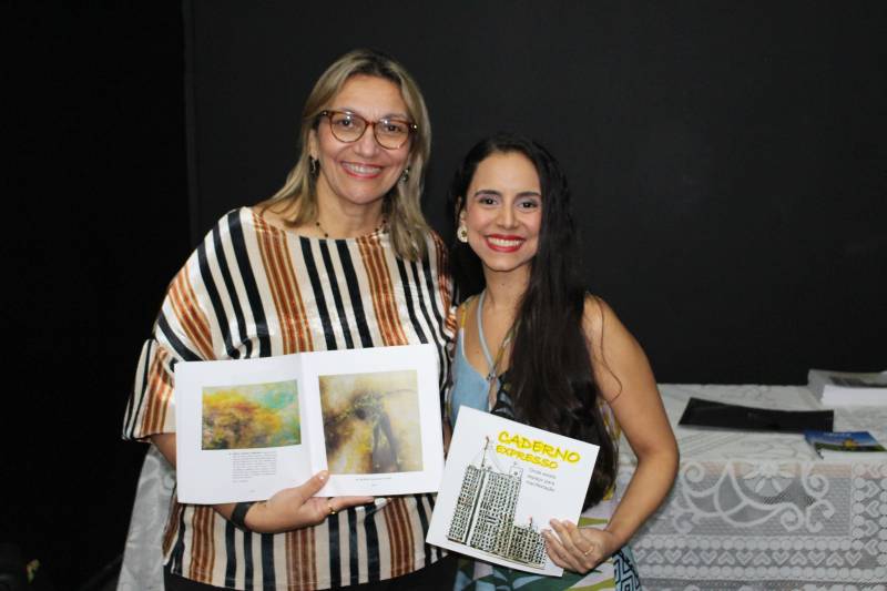 O Núcleo de Articulação e Cidadania (NAC) do Governo do Pará, por meio do Plano Existir e em parceria com a Fundação Cultural do Pará (FCP) e a Imprensa Oficial do Estado; lançou na manhã dessa quarta-feira (19), o Caderno Expresso. O evento foi realizado em um dos auditórios da Biblioteca Pública Arthur Viana, em Belém. O Caderno Expresso é constituído por produções de artistas, iniciantes ou não, de pessoas com deficiência. São poesias, desenhos, pinturas, multimídia, histórias de vida e quadrinhos. A diretora geral do NAC, Daniele Khayat (blusa de listras), deu início a cerimônia, que também contou com representantes dos órgãos que fazem parte do Comitê Gestor do Plano Existir. “Nós conseguimos avançar. Saímos dos limites e alcançamos diversas regiões do estado. É importante que a sociedade civil organizada dê prosseguimento a esse trabalho, peça, fale e tenha voz. As feiras, os projetos, o apoio ao esporte, e tudo que o Plano Existir realizou deve ser levado em frente, o trabalho em prol da pessoa com deficiência não pode parar”, concluiu a diretora.

FOTO: RUAN MOARES / ASCOM NAC
DATA: 19.12.2018
BELÉM - PARÁ <div class='credito_fotos'>Foto: RUAN MORAES / ASCOM NAC   |   <a href='/midias/2018/originais/0effdc89-07e1-40b7-b3b3-5d66a9719f41.jpg' download><i class='fa-solid fa-download'></i> Download</a></div>