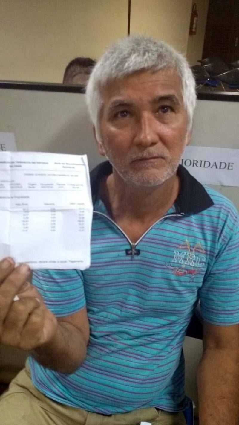 Os endereços residenciais incompletos ou insuficientes são as maiores causas de devolução de documentos pelos Correios de pessoas que procuram pelos serviços do Departamento de Trânsito do Estado do Pará. A constatação ocorreu durante uma reunião na manhã desta segunda-feira, 25, na sede do Detran em Belém. Convocada pela diretoria de Habilitação de Condutores e Registro de Veículos (DHCRCV), a reunião contou com a presença do gerente comercial da Empresa de Correios e Telégrafos (ECT), Rivanil Pires e do gerente de logística, Francisco Bispo. Na ocasião, o diretor da ECT disse que 229.556 documentos foram postados pelo Detran em maio deste ano e desse total apenas 1388 foram devolvidos ao órgão de trânsito. Mesmo se tratando de um número relativamente pequeno, menos de 1%, ele admitiu que se trata de um problema para autarquia por conta do acúmulo gerado a cada mês. Na foto, o motorista Silvestre Reis, 53 anos.
FOTO: ASCOM / DETRAN
DATA: 25.06.2018
BELÉM - PARÁ <div class='credito_fotos'>Foto: ASCOM DETRAN | <a href='/midias/2018/originais/0f01ebc8-aec8-4929-bfd6-7a61f05753c8.jpg' download><i class='fa-solid fa-download'></i> Download</a></div>