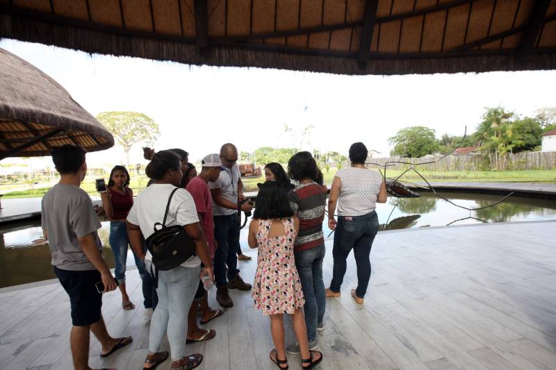 Observar seu entorno e aprimorar o próprio olhar. Este é o princípio da oficina de fotografia ministrada pelo fotojornalista Sidney Oliveira, que desde a última segunda-feira, 5, está no Centro Comunitário da Comunidade Pantanal, no bairro do Curió-Utinga, onde 17 jovens participam do Projeto Biizu, que abriu assim suas atividades de 2018.
FOTO: RODOLFO OLIVEIRA / AG. PARÁ
07.03.2018
BELÉM - PARÁ <div class='credito_fotos'>Foto: Rodolfo Oliveira/Ag. Pará | <a href='/midias/2018/originais/0f03b8b8-dfe3-4e0e-92b3-1312ebeaa3f5.jpg' download><i class='fa-solid fa-download'></i> Download</a></div>