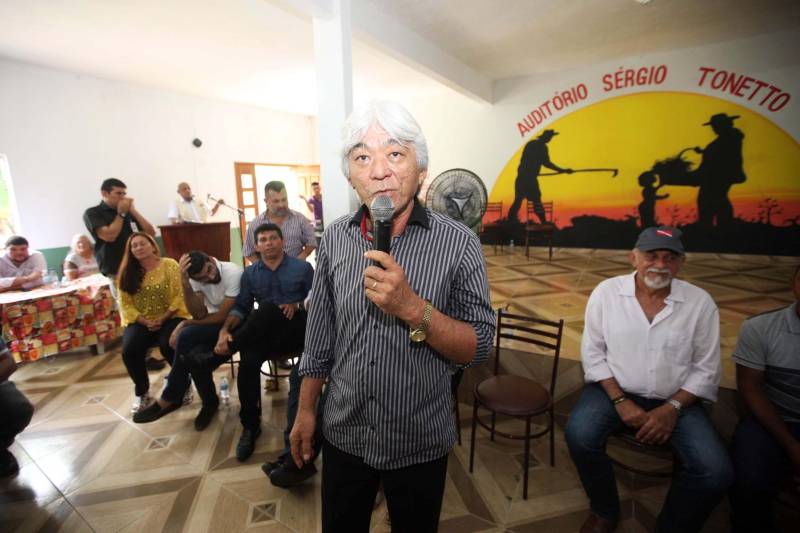 O governo do Pará dá seguimento às ações de reconhecimento de propriedade de terras em todas as regiões do Estado com a entrega, na manhã desta sexta-feira (16), de 124 títulos para pequenos produtores rurais do município de Bujaru, no nordeste paraense. A cerimônia, realizada no Sindicato de Produtores Rurais do município, foi conduzida pelo governador Simão Jatene e contou com a presença de secretários de Estado, parlamentares, prefeitos e autoridades da região. Os documentos expedidos pelo Instituto de Terras do Pará (Iterpa) vão atender famílias que residem em 15 comunidades do município, entre elas a Jutai, Igarapezinho, Jabatiteua, Guajará-Miri, Guajará-Açu, Ramal do Puxador, Ramal do Caiti, Santa Maria, São Luiz, Cajuíra, entre outras localizadas ao longo da Rodovia PA-140, totalizando mais de 6 mil hectares de áreas tituladas. Na foto, o prefeito do município de Bujarú, Jorge Sato.
FOTO: THIAGO GOMES / AG PARÁ
DATA: 16.02.2018
BUJARÚ - PARÁ <div class='credito_fotos'>Foto: Thiago Gomes /Ag. Pará | <a href='/midias/2018/originais/0f12642a-bed2-4b37-ae78-54b881419747.jpg' download><i class='fa-solid fa-download'></i> Download</a></div>