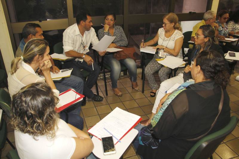 Profissionais que trabalham na Fundação de Atendimento Socioeducativo do Pará (Fasepa) participaram nesta sexta-feira (06), na Escola de Governança Pública do Estado do Pará (EGPA), em Belém, do último dia do encontro Diálogo Temático: “Construindo Novos Parâmetros Técnicos na Socioeducação”, que buscou sistematizar as diretrizes metodológicas do atendimento socioeducativo e reavaliar fluxos de trabalho, para ampliar a qualidade do atendimento socioeducativo. O evento contou com a participação de todos os representantes que atuam nas unidades socioeducativas da Região Metropolitana de Belém, de Marabá (na região sudeste) e Santarém (no oeste). A partir de algumas dinâmicas, os profissionais socializaram desafios e propuseram diferentes possibilidades na mediação e resolução de conflitos dentro das especialidades de cada um, seja em internação, internação provisória e semiliberdade. Após o encontro, um guia técnico será elaborado e vai nortear alguns procedimentos pedagógicos, visando melhorar os indicadores do atendimento socioeducativo no Estado.
FOTO: FRANKLIN SALVADOR / ASCOM FASEPA
DATA: 06.04.2018
BELÉM - PARÁ <div class='credito_fotos'>Foto: FRANKLIN SALVADOR / ASCOM FASEPA | <a href='/midias/2018/originais/0f1285fd-05b9-46ac-8c7e-18a7b22ba765.jpg' download><i class='fa-solid fa-download'></i> Download</a></div>