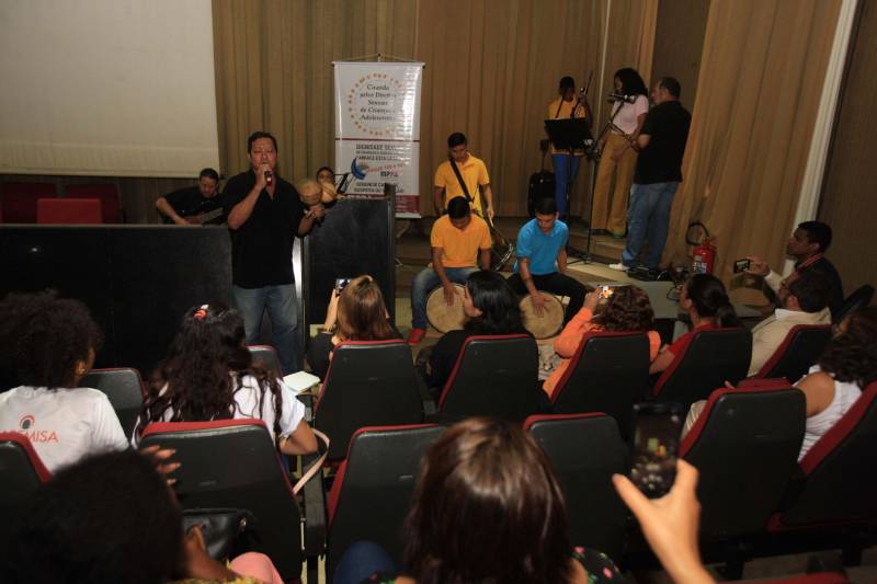 O Comitê de Enfrentamento à Violência Sexual Contra Crianças e Adolescentes, o Ministério Público do Pará, a Fundação Pro Paz e outras instituições parceiras realizaram na manhã desta sexta-feira (18) uma “Ciranda pelos direitos sexuais de crianças e adolescentes”, no auditório do MP, em Belém. A programação foi alusiva a 18 de Maio, Dia Nacional de Enfrentamento à Exploração e ao Abuso Sexual Contra Crianças e Adolescentes. O objetivo do evento foi debater com crianças e adolescentes a temática, enfatizando o respeito aos direitos desse segmento. A promotora Leane Barros Fiuza de Melo, coordenadora do Centro de Apoio Operacional da Infância e Juventude do Ministério Público, ressaltou a importância de somar esforços nesta luta.
FOTO: RODOLFO OLIVEIRA / AG. PARÁ
DATA: 18.05.2018
BELÉM - PARÁ <div class='credito_fotos'>Foto: Agência Pará | <a href='/midias/2018/originais/0f2c3f9e-2652-4cb6-a66f-3e98ebc60708.jpg' download><i class='fa-solid fa-download'></i> Download</a></div>