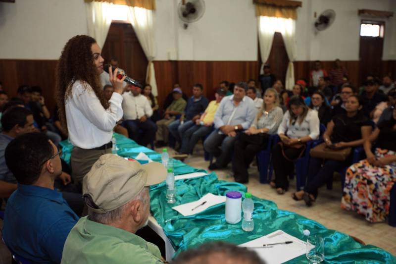 O produtor rural Nilson Corrêa da Silva, 23 anos, mora na comunidade Santo Ezequiel Moreno e produz alimentos em 700 hectares de terra na agrovila Acutipereira, no município de Portel, no arquipélago do Marajó. Mesmo morando e produzindo alimentos na comunidade, ele não possuía título de propriedade de terra. Para beneficiar produtores como Nilson, o governador Simão Jatene entregou, na manhã desta sexta-feira (23), títulos coletivos que beneficiaram mais de mil famílias. Os títulos também beneficiaram comunidades remanescentes de quilombos e povos tradicionais do município marajoara. O Pará foi o Estado que mais titulou áreas em prol dos remanescentes de quilombos no Brasil. Das 170 comunidades tituladas no país, 62 estão no Pará, sendo que destas 53 foram tituladas pelo Instituto de Terras do Pará (Iterpa).

FOTO: MÁCIO FERREIRA / AG. PARÁ
DATA: 23.03.2018
PORTEL - PARÁ <div class='credito_fotos'>Foto: MÁCIO FERREIRA/ AG. PARÁ   |   <a href='/midias/2018/originais/0f32d1fe-b8e2-4046-9c3c-8f6807b9ce4f.jpg' download><i class='fa-solid fa-download'></i> Download</a></div>