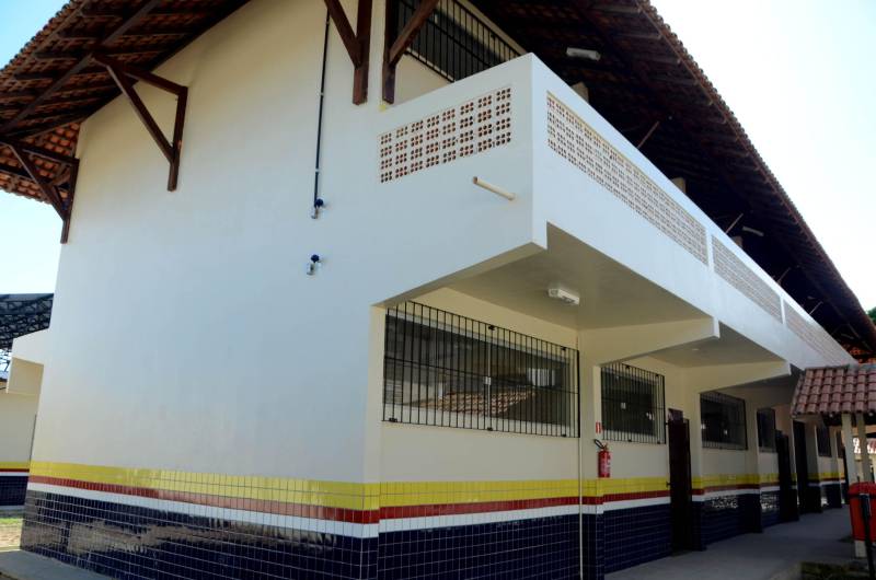 Após obras de reforma e ampliação, a Escola Estadual de Ensino Fundamental e Médio Maria das Mercês de Oliveira Conor (foto), no município de Castanhal, foi entregue à população pela Secretaria de Estado de Educação (Seduc), na última quinta-feira (27). "Estamos entregando a escola completamente reformada e ampliada, desde os laboratórios e cantina, até as salas de aula. Temos a expectativa de que a comunidade abrace a escola, a oportunidade de ter melhoria no local de trabalho e, principalmente, consiga oportunizar qualidade de ensino a todos os estudantes da escola. É um grande avanço e uma grande conquista. Tenho certeza de que todos estão muito felizes com a nova escola”, disse o secretário adjunto de Ensino, José Roberto Silva.

FOTO: RAI PONTES / ASCOM SEDUC
DATA: 27.12.2018
CASTANHAL - PARÁ
 <div class='credito_fotos'>Foto: Rai Pontes/Ascom Seduc   |   <a href='/midias/2018/originais/0f47245d-e369-4d76-9a75-f652e21a3e4c.jpg' download><i class='fa-solid fa-download'></i> Download</a></div>