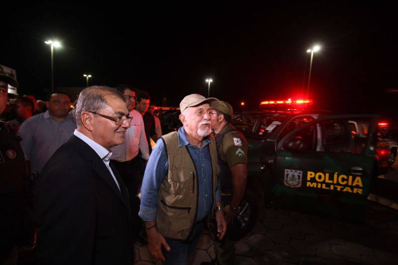 O Governador do Estado, Simão Jatene, também entregou para a região mais de 90 viaturas (foto) , 65 caminhonetes e 27 carros utilitários (pálios weekend), com destaque para duas da patrulha rural e uma para ronda escolar específica para Marabá. O Secretário de Estado de Segurança Pública, Luiz Fernandes, ressaltou que os veículos vão substituir a frota nas regiões sul e sudeste. “Surgiu uma demanda do policiamento rural, e já uma semana depois, por determinação do governador, já trouxemos as viaturas e já temos o policiamento disponível para fazer esse patrulhamento, que vai iniciar na região sudeste, mas se estenderá para a região sul e nordeste do estado. Hoje estamos substituindo toda a frota de veículos da região sul e sudeste, além disso o governador determinou onde tiver policiamento vai ter uma viatura, e já foi apresentado para a região os novos policiais que tomaram posse, nós não temos mais nenhum município sem delegado”, pontuou. Outras conquistas citada pelo Secretário da SEGUP foi o aumento do Núcleo de Apoio à Investigação e a criação de um conselho regional para acompanhar as ações de segurança pública. FOTO: SIDNEY OLIVEIRA / AG. PARÁ DATA: 06.04.2018 MARABÁ - PARÁ <div class='credito_fotos'>Foto: Sidney Oliveira/Ag. Pará | <a href='/midias/2018/originais/0f4d3530-1e3a-4c38-9ca8-c0157b6f53ad.jpg' download><i class='fa-solid fa-download'></i> Download</a></div>
