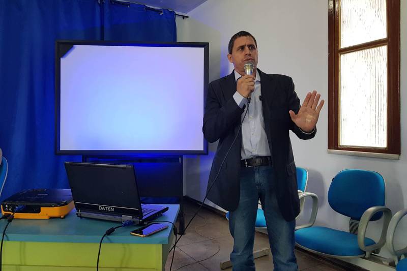Junto com representantes da sociedade civil, sistema de segurança pública e poderes legislativo e executivo de Redenção, o Centro Regional de Governo do Sudeste do Pará discutiu, nesta quarta-feira, 23, em reunião estratégica, políticas públicas para a área da segurança no município. Na foto, o superintendente da Polícia Civil, delegado Luciano Cunha.

FOTO: ASCOM / CRGSP
DATA: 23.05.2018
MARABÁ - PARÁ <div class='credito_fotos'>Foto: ASCOM CRGSP   |   <a href='/midias/2018/originais/0f4f68fc-39ef-451d-9236-d592ab1940e2.jpg' download><i class='fa-solid fa-download'></i> Download</a></div>