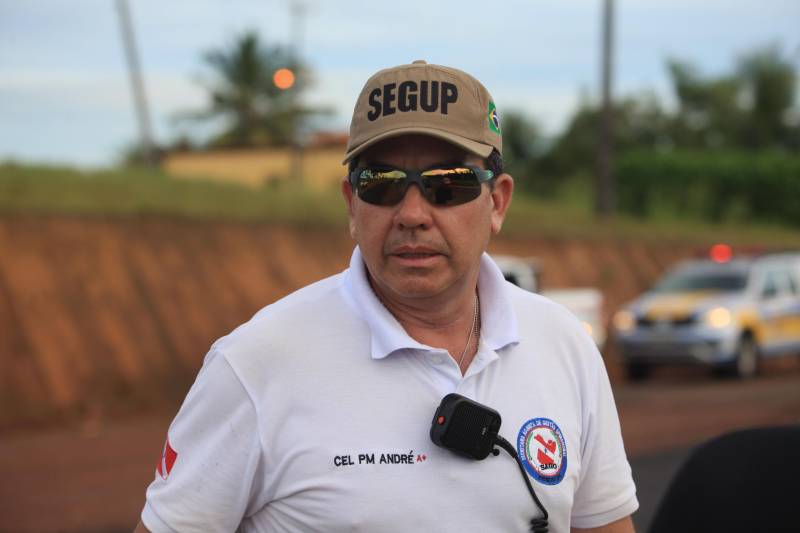 A primeira sinalização semafórica móvel foi instalada na tarde de sábado, 7, na rodovia PA 444, pelo Departamento de Trânsito do Estado (Detran). A sinalização móvel é adaptada para as obras de duplicação que estão ocorrendo em parte da estrada que liga a cidade de Salinópolis à praia do Atalaia. "A iniciativa, em conjunto com o sistema de segurança pública é dar maior vazão a todos os veículos que estão trafegando no sentido praia-cidade e também cidade-praia. A necessidade desse semáforo, no trecho da ponte, é também para garantir a segurança que estiverem saindo ou entrando na praia", explicou o diretor Técnico Operacional do Detran, Walmero Costa. Uma ação de sistema binário ocorrerá caso haja necessidade, para dar maior fluidez no perímetro da rodovia PA-444 que já está duplicada. Na foto, o secretário adjunto de gestão operacional da Secretaria de Estado de Segurança Pública e Defesa Social (Segup), André Cunha.
FOTO: MÁCIO FERREIRA / AG. PARÁ
DATA: 07.07.2018
SALINÓPOLIS - PARÁ <div class='credito_fotos'>Foto: MÁCIO FERREIRA/ AG. PARÁ | <a href='/midias/2018/originais/0f519700-18f0-47df-9203-cf37792d7c4b.jpg' download><i class='fa-solid fa-download'></i> Download</a></div>